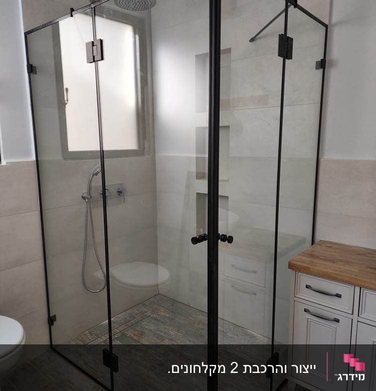 מקלחון זכוכית עם ראש מקלחת עגול וברז